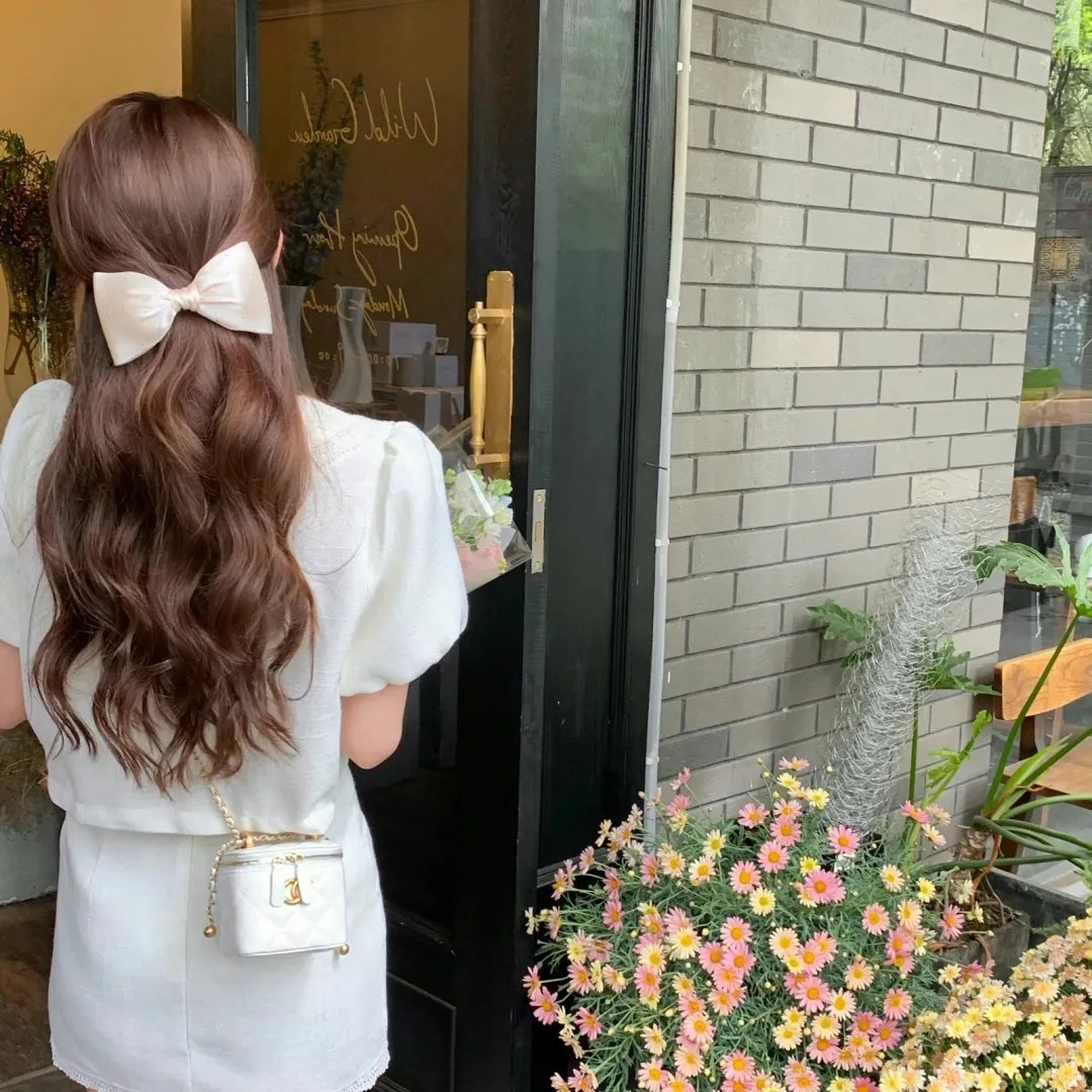 盛开的樱花林下